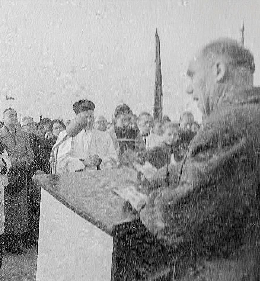 1954 Einweihung des Mahnmals am Josef-Seliger-Platz: der damalige Zweite Bürgermeister Josef Erber (SPD) bei seiner Rede im Namen der Stadt. Foto: Stalag-Neustadt-Museum