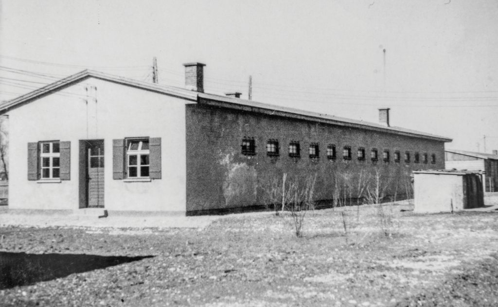 Arrestbaracke des Stalags Die kleinen Fenster markieren einzelne Zellen. StadtA Moosburg: S-SON, Stalag; FOT-Alb TB-Wachsoldat