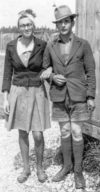 Geflüchtete, wiederaufgriffene Gefangene. Um nicht aufzufallen, haben sich die Geflüchteten als Mann und Frau im bayerischen Stil verkleidet. StadtA Moosburg: S-SON, Stalag; FOT-Alb Schmid Bd. 1
