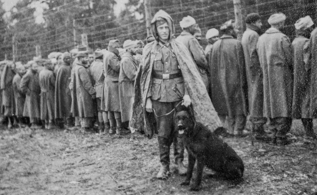 Strafstehen am Lagerzaun Kollektivstrafen waren nur in Einzelfällen zulässig. Daher wirft dieses Bild Fragen auf. Foto: StadtA Moosburg – S-SON, Stalag; FOT-Alb Schmid Bd. 1