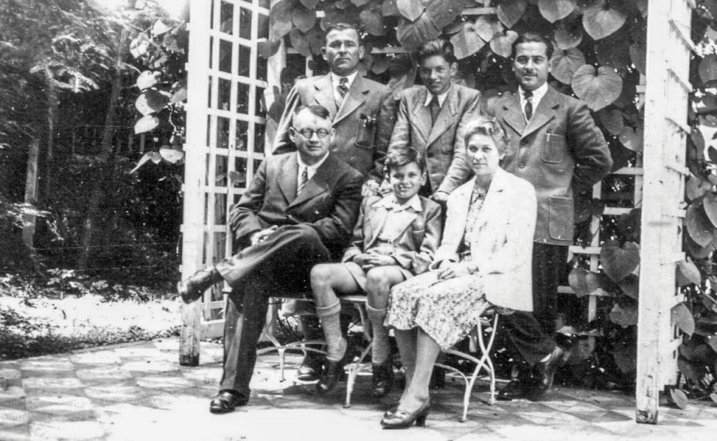 Vladimir Novokmet (hinten links) und Antelji Stojan (hinten rechts) mit der Brauer-Familie Bärlehner in Landshut, Mai 1945 Foto: Alexander Metz