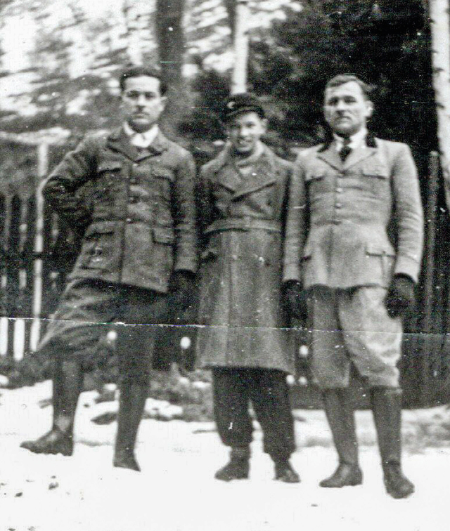 Vlado Novokmet (rechts) mit dem Kriegskameraden Antely Stojan und einem Sohn des Braumeisters am Landshuter Brauhaus, 1945. Abbildung zur Verfügung gestellt von L. Alexander Metz