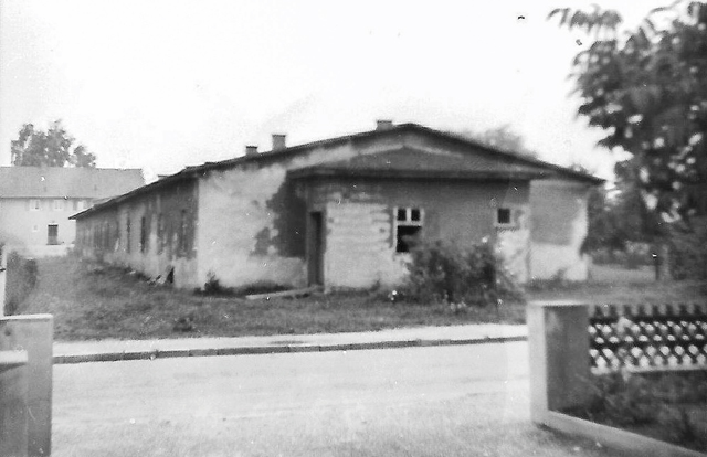 Vorderseite mit Eingang des Altenheimes, um 1949 Foto: Stalag-Neustadt-Museum