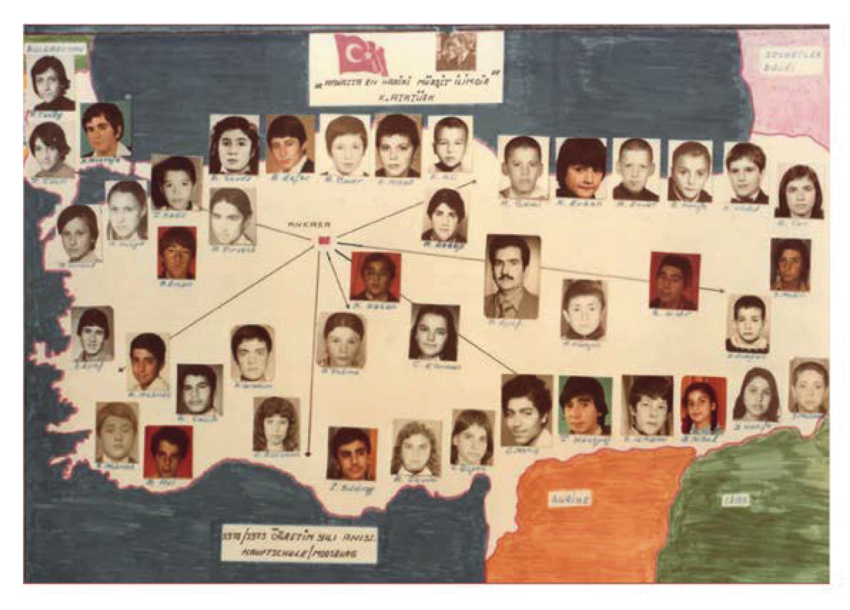 In der Hauptschule Moosburg wurden im Schuljahr 1978/1979 die Schüler nach ihrem Herkunftsort befragt. Ihre Fotos wurden auf einem selbstgemalten Bild der Türkei platziert, das die jeweiligen Orte darstellte.