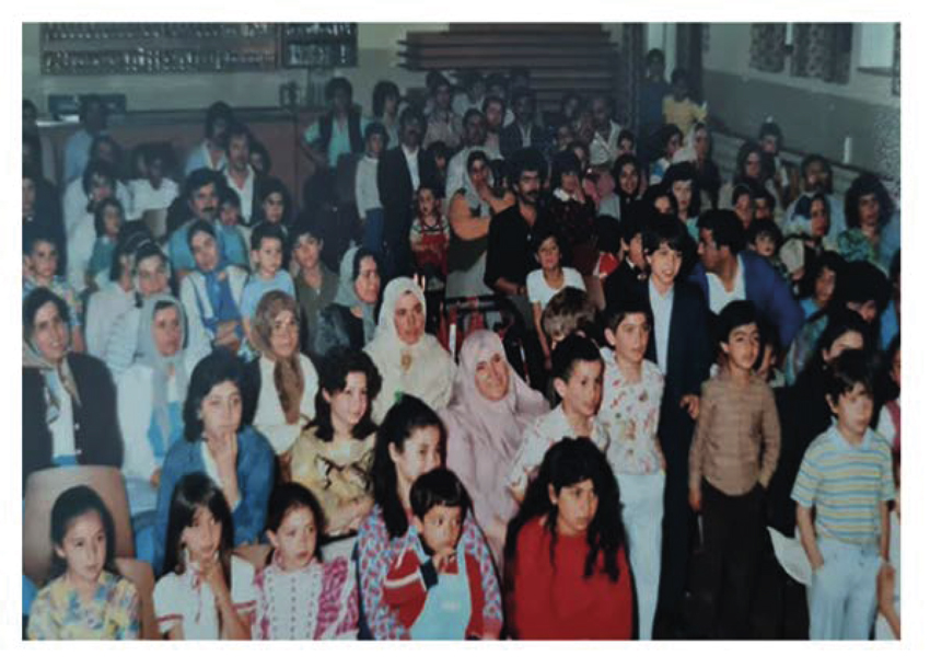 Auf dem Foto sind die Feierlichkeiten für das Kinderfest im Kolpingsaal zu sehen, die in den späten 80er Jahren stattfanden.