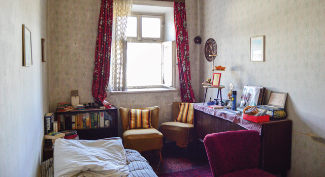 Schlafzimmer in der kleineren „Heimatvertriebenen- Wohnung“, Ausstattung aus den 1950er Jahren Foto: Christine Fößmeier